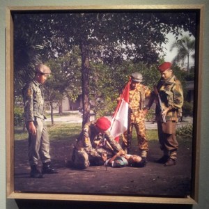 Nagespeelde arrestatie van een Indonesische onafhankelijkheidsstrijder op Soerabaja. Rubbim speelt de rol van Raymond Westerling.