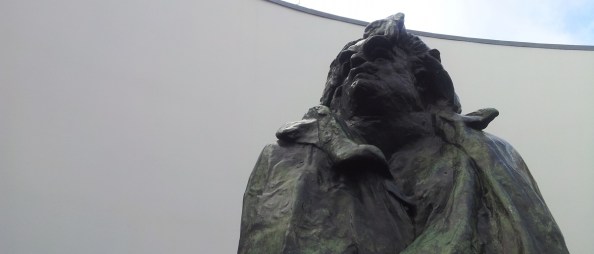 Rodins beeld van Balzac in Het Oog, de patio van het Van Abbemuseum in Eindhoven.