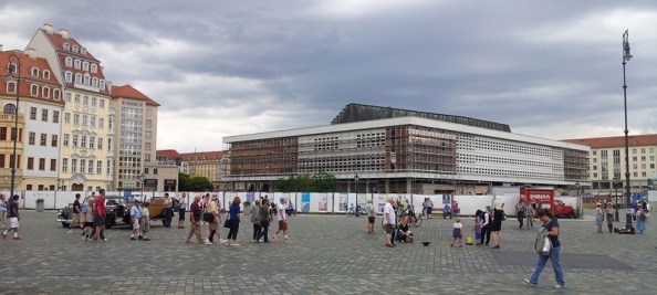 De Neumarkt in Dresden met op de achtergrond het Kulturpalast dat momenteel wordt verbouwd.